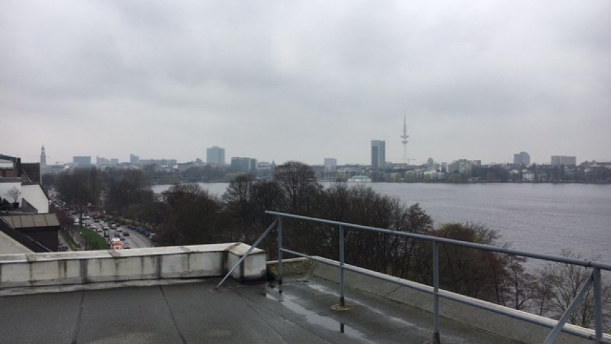 Bei jedem Wetter eine wunderbare Aussicht! Blick vom Dach auf die Skyline von Hamburg. Dach relexa hotel Bellevue Hamburg